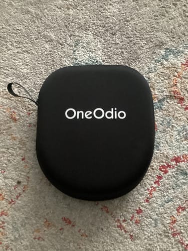 Oneodio védőtok a szőnyegen
